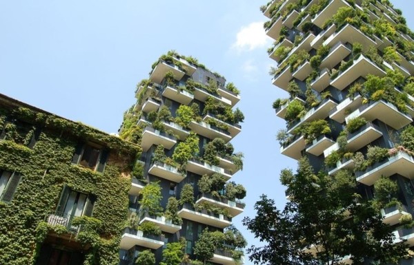 이탈리아 밀라노에 있는 보스코 버티컬(수직 숲). 밀라노 역사지구복원(재개발)의 일환으로 설계됐으며 테라스에 900주 이상의 나무를 식재했다.