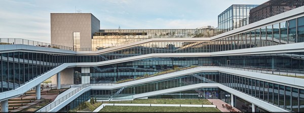 서울 마곡지구에 건립된 넥센타이어의 새로운 R&D센터. 독특한 이중나선 형태의 내, 외부 산책로는 기능적으로 완성된 연구시설의 공간들을 연속적으로 이어주며 교류와 휴식과 지속적인 아이디어의 발현이 가능한 장소로 구현되었다.