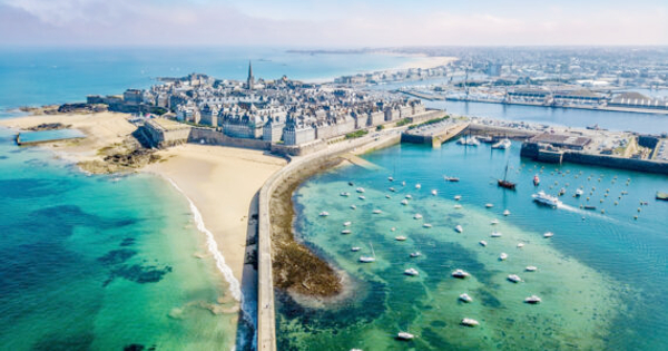 프랑스 브르타뉴 지방의 항구도시 생말로(Saint-Malo)는 1948년부터 12년간 재건사업을 통해 중세시대의 모습을 그대로 재건해 관광객을 불러들이고 있다. [출처 = 생말로 관광청]