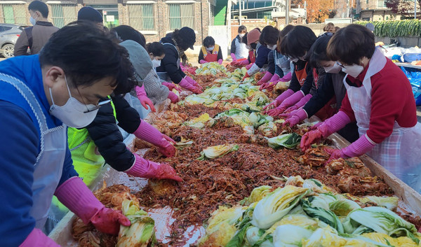 직능단체와 주민들은 한마음 한 뜻이 되어 김장을 담갔다.