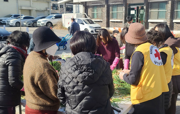 나눔에 동참해 김장 담그기에 동참한 주민들