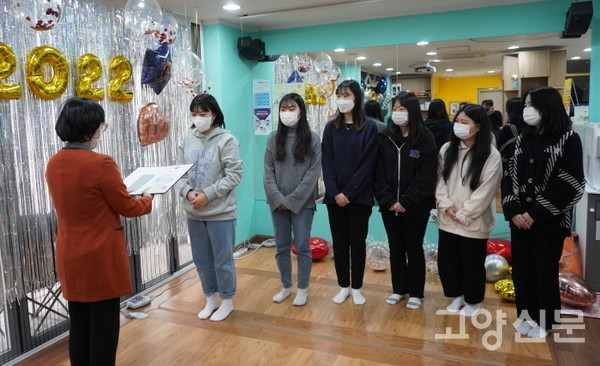 보건복지부 장관상장을 핀아 회원들에게 전달하는 박윤희 고양시청소년재단 대표(왼쪽). 