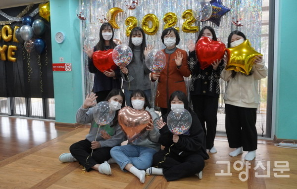 (사진 왼쪽부터 시계 방향) 연주연, 천은비, 박윤희 고양시청소년재단 대표, 문혜린, 박은희, 김은총, 전다운, 박미희 주교청소년자유공간 팀장.