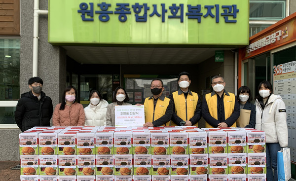 지역의 어려운 이웃을 위해 고양시원흥종합사회복지관에 김장김치를 전달한 이마트 트레이더스 고양점.