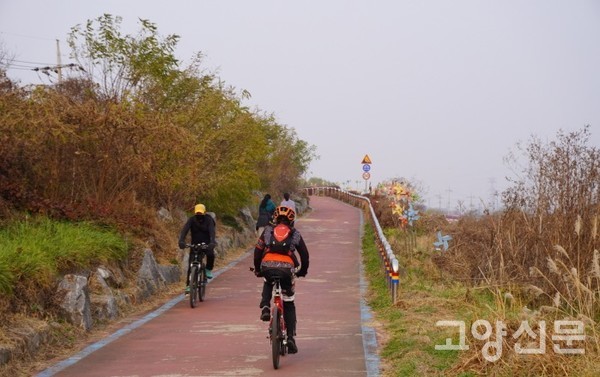 바람개비쉼터로 올라가는 창릉천 자전거길.