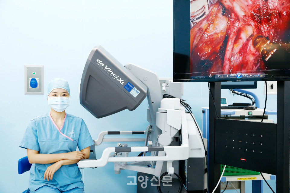 박선희 국민건강보험 일산병원 산부인과 교수는 “일산병원은 2006년부터 최신 로봇 장비 중 하나인 다빈치 Xi 시스템을 도입해 부인과에서 연간 100례 이상의 로봇 수술을 시행하고 있다”며 “로봇 내시경 수술은 안전성이 입증된 최소 침습술로 진행되기에 출혈감소, 가임력 보존, 입원기간 단축, 흉터 최소화 등 장점이 많다”고 말했다. [사진 = 국민건강보험 일산병원]