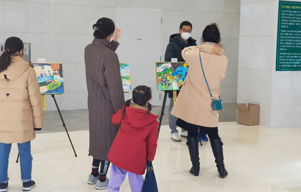   전시회에는 2020년 수상 작품 11점과 2021년 수상 작품 35점이 전시되고 있다.