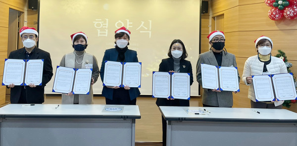  고양시원흥종합사회복지관·LH관리사무소가 복지사업 협약을 체결하고 있다.