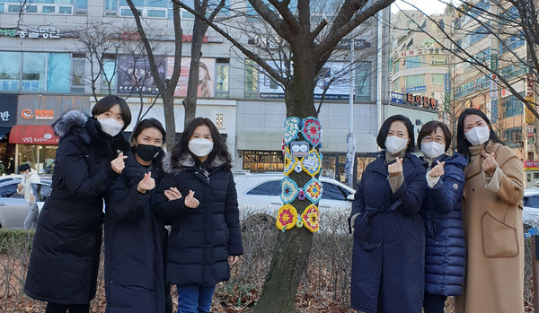덕이동 하이파크 마을공동체 활동가들이 '고양시 트리니팅 프로젝트'에 참여해 나무에 옷을 입혔다.