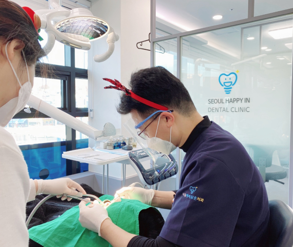 박철우 서울행복담은치과 대표원장은 진료뿐만 아니라 지역사회의 주치의로서 사회봉사에도 앞장서며 돌봄과 나눔을 실천하고 있다. 