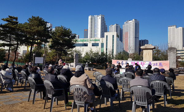  창릉동 주민자치회가 고양 밥할머니 공원에서 코로나19로 지친 주민을 위한 콘서트를 개최했다.