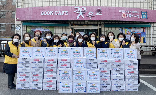 화정1동 통장협의회가 라면 60박스를 독거노인 세대와 한부모 가정 등 취약계층 60가구에 전달했다. 