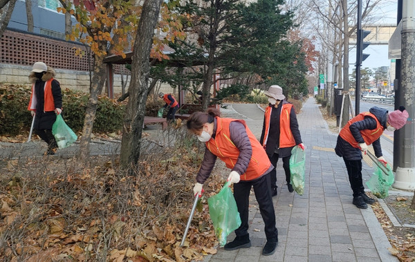 성사2동 통장협의회가 깨끗한 마을 환경 조성을 위해 마을대청소를 진행했다. 