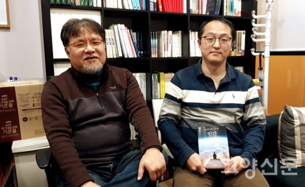사월의책 출판사 안희곤 대표(왼쪽)와 박동수 편집장. 