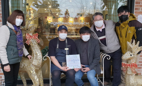  꾸준한 나눔을 실천해 온 지역 가게에 '효자나눔가게 현판을 전달한 효자동 지역사회보장협의체.