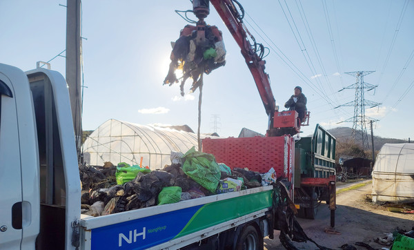 농업경영인회 신도지구회와 신도농협이 폐농자재와 영농폐비닐, 퇴비봉투 등과 재활용자재 등을 수거했다.