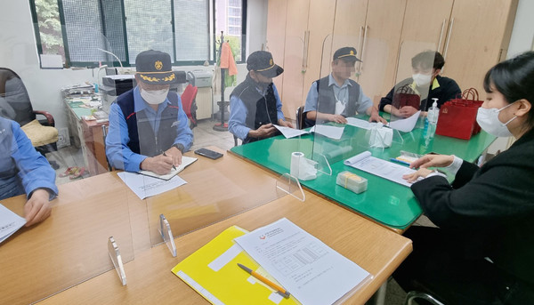 관련된 단지 경비들과 간담회를 가지고 조금 더 주민들에게 가까이 다가설수 있도록 했다.