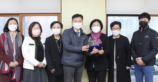 일산종합사회복지관에서 진행된 보행보조기 및 감사패 전달식 기념 촬영을 하고 있다. (사진 왼쪽부터 고양시문촌9종합사회복지관 김신실 관장, 고양시문촌7종합사회복지관 윤영 관장, 고양시흰돌종합사회복지관 심재경 관장, 고양시일산종합사회복지관 양성필 관장, 희망브리지 김정희 사무총장, 다함봉사단 박승현 단장, 희망브리지 전용현 매니저)