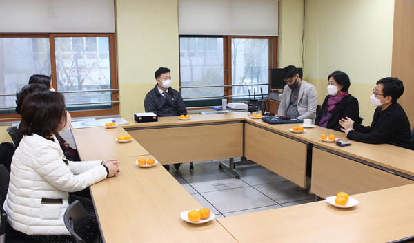 양성필 협회장, 김정희 사무총장, 박승현 단장, 윤영 관장, 심재경 관장, 김신실 관장이 이야기를 나누고 있다.