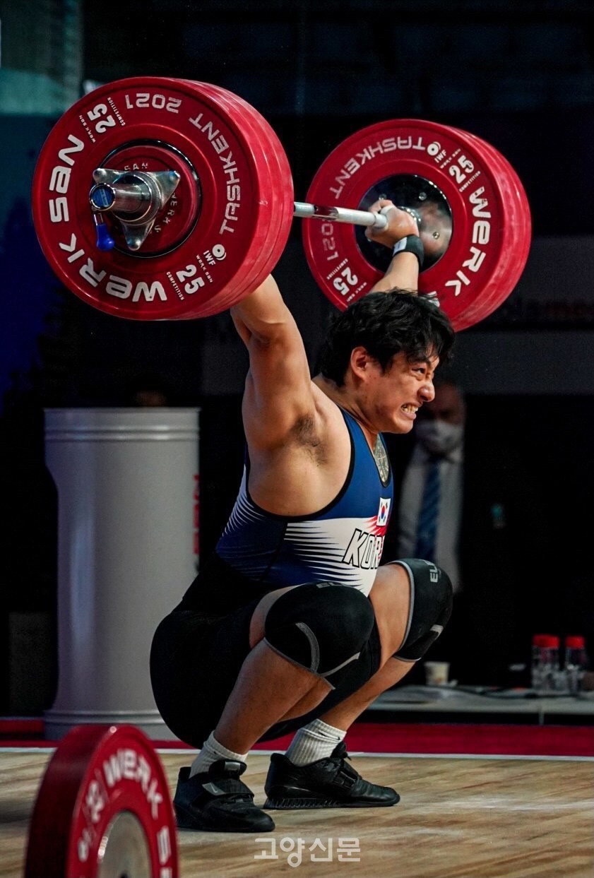 ▲ 15일 열린 2021 세계역도선수권대회 남자 102㎏급 인상에서 대회 2연패를 달성한 진윤성(고양시청)이 힘차게 바벨을 들어올리고 있다. [고양시청 제공]