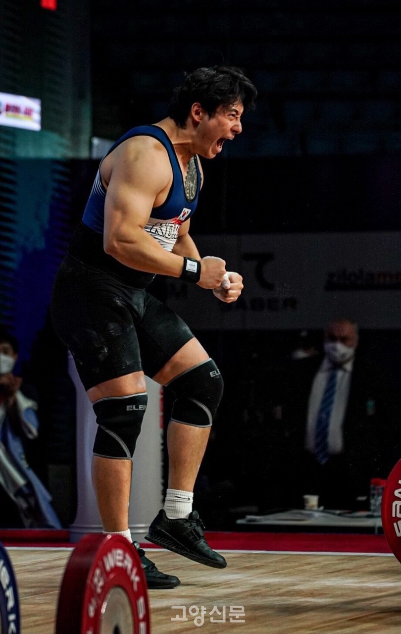 인상에서 180㎏ 성공한 진윤성이 포효하고 있다.