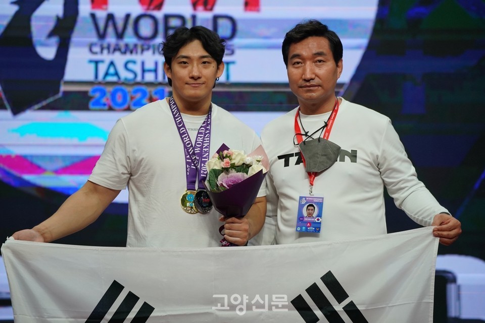 인상에서 금메달을 획득한 진윤성 선수(사진 왼쪽)와 최종근 고양시청 감독. 