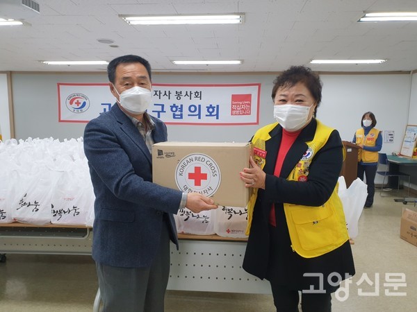 사진왼쪽 허은회 회장, 오른쪽 김정희 회장(사진제공 대한적십자사 고양지구협의회)