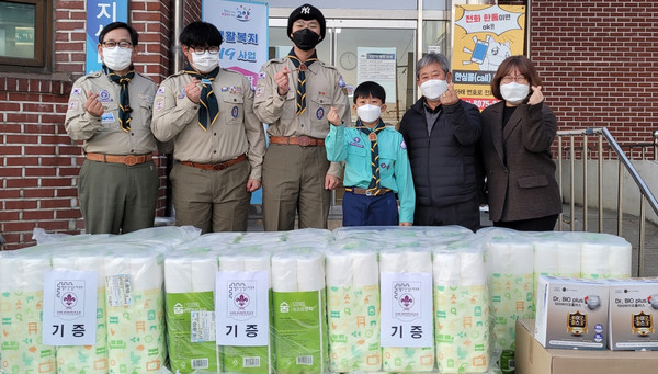 한국스카우트연맹 행주산성스카우트가 어려운 이웃을 위해 마스크와 화장지를 원신동 행정복지센터에 전달했다.