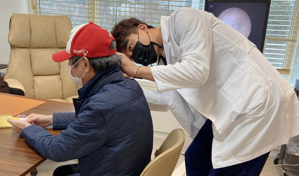 유앤아이히어링 청각재활센터 관계자가 어르신들에게 보청기 상태를 확인하고 있다. 