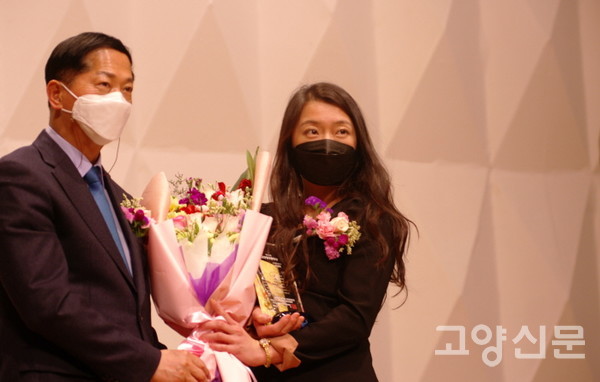 제10회 고양행주문학상을 수상한 이혜미 시인. (왼쪽은 시상을 한 이재준 고양시장) [사진=김남수]