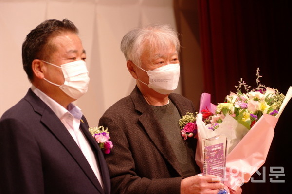 제10회 고양행주문학상을 수상한 김훈 작가. (오른쪽은 시상을 한 이길용 고양시의회 의장) [사진=김남수]