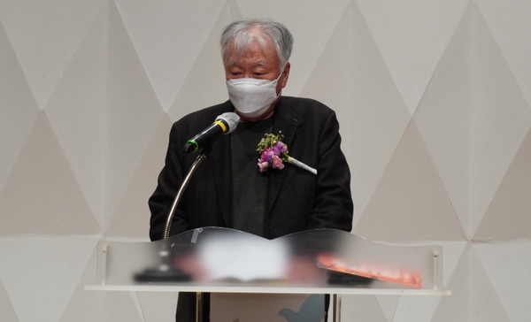 시상식에서 수상소감을 밝히고 있는 김훈 작가.