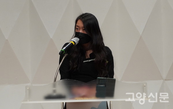 시상식에서 수상소감을 전하는 이혜미 시인.