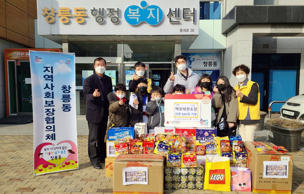 백호태권도장이 지역의 어려운 이웃들을 위해 ‘사랑의 라면’ 꾸러미를 창릉동에 후원했다. 