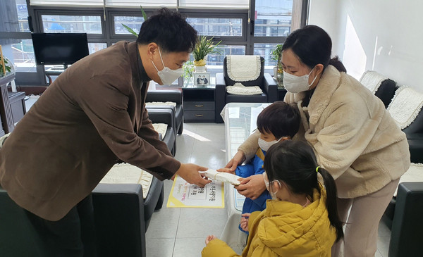 필승 어린이집이 지역의 어려운 이웃을 위해 화전동에 성금을 기부했다.
