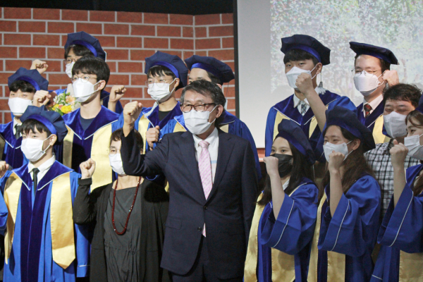 지난 6월 열린 제13회 졸업식. 이여호수아 이사장은 늘 학생들에게 "자기의 길과 인생은 자신이 선택하고 그 길을 걸어가면서 스스로 책임질 수 있어야 한다"고 강조한다.