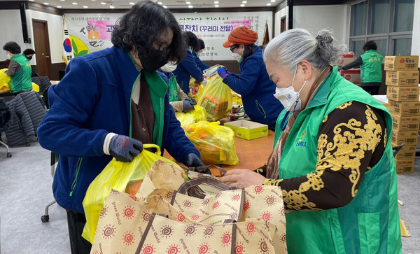 음식꾸러미를 포장하고 있는 고양시새마을회 관계자들.