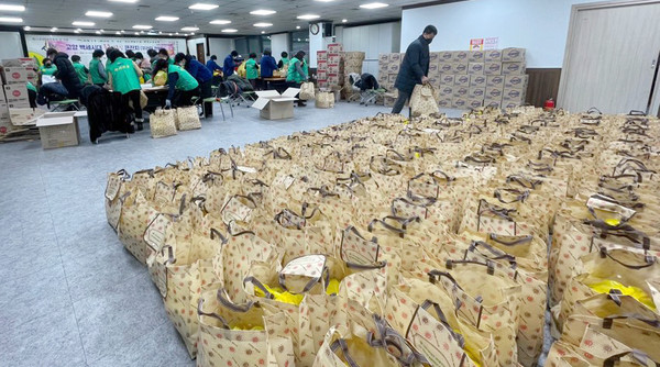 포장된 꾸러미는 새마을지도자협의회와 새마을부녀회원들의 따듯한 손길로 정성스럽게 전달됐다.