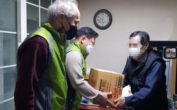 성사1동이 홀로 이불 세탁이 어려운 홀몸 어르신 가구에 이불세탁을 지원했다. 또한 안부를 확인하고, 후원물품을 전달했다.