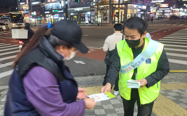 이은우 회장(오른쪽)이 청소년을 위한 거리 캠페인을 펼치고 있다.