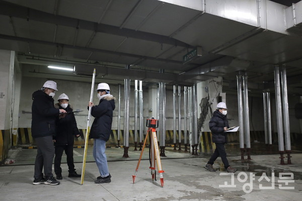 파이프 지지대 55개를 설치해 안전 보강작업을 완료한 가운데 정밀안전진단이 한창 진행중인 마두동 그랜드프라자 건물 지하3층 모습