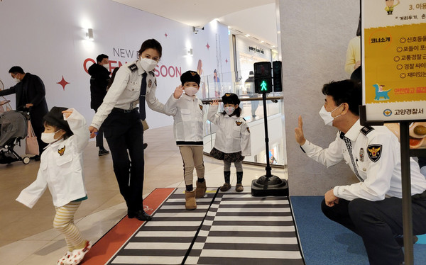  어린이 교통안전 체험존에는 신호등이 설치된 횡단보도 보행 체험과 어린이 교통안전 교육 동영상 시청과 경찰근무복 체험 등을 할 수 있다.
