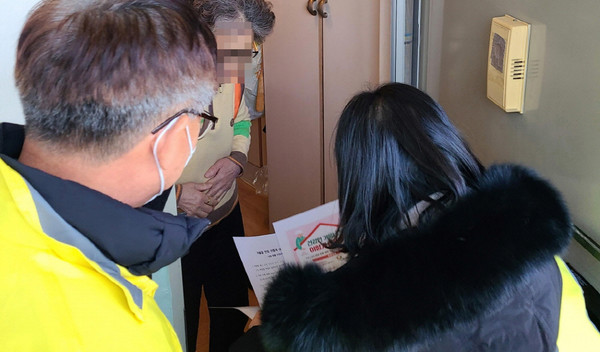 주엽2동 지역사회보장협의체위원 등이 코로나19 방역수칙을 준수해 가정방문으로 안부를 확인하고 있다.