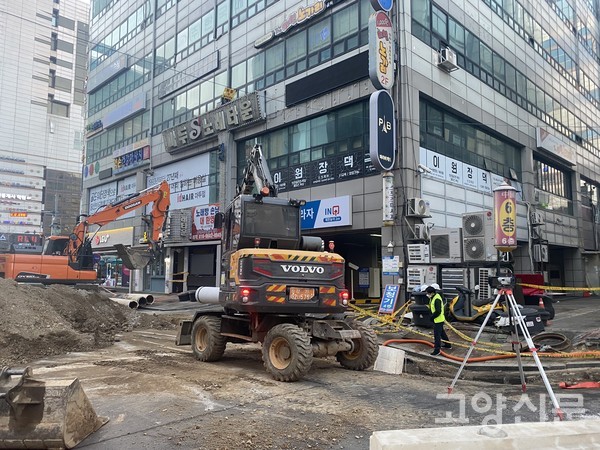 '땅꺼짐'사고 수습이 한창인 마두동 상가 현장