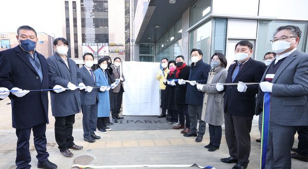 덕양구 삼송2동 행정복지센터 개청식을 하고 있는 동과 구청 지역 시도의원.