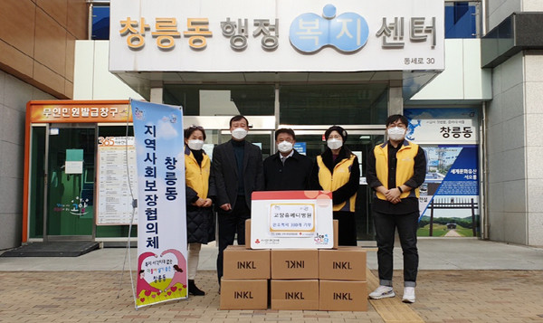 고양휴메디병원이 지역 주민들을 위한 후원물품 손소독제 300개를 창릉동에 전달하고 있다