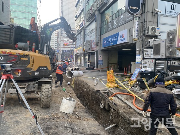 ▲ 마두동 상가건물 지하 기둥파손 및 지반침하 사고 현장에서 하수관로를 교체하는 모습