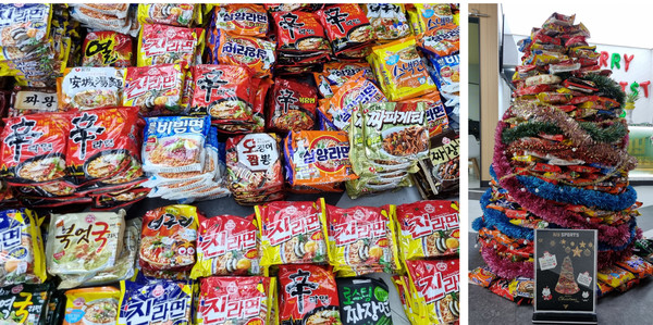 아이비키즈스포츠고양점 어린이원생들이 모은 라면과 그 라면으로 만든 라면트리.