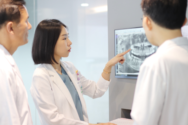 타과와 협진하며 환자의 치료 과정에 대해 논의하고 있는 이다혜 부원장