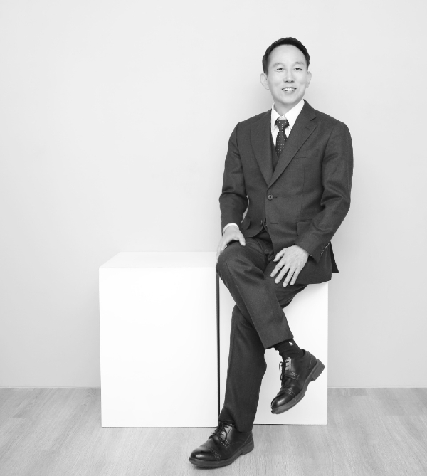  제44대 고양세무서장을 마지막으로 35년간의 공직생활을 마감한 정기현 한일세무컨설팅 대표는 "평생 공직자로서의 올곧은 ‘자세’와 일에 대한 ‘열정’과 선배로서 모범을 보여야 한다는 ‘책임감’의 근원적 바탕은 건강이었다"며 "1000일 연속 산행이라는 목표 하에 2020년 이후 하루도 빼먹지 않고 600일 넘게 매일 새벽마다 산에 오르고 있고, 개인적으로는 2022년 한해를 알코올 안식년으로 선언하고 이를 실천해가고 있다"고 말했다.    